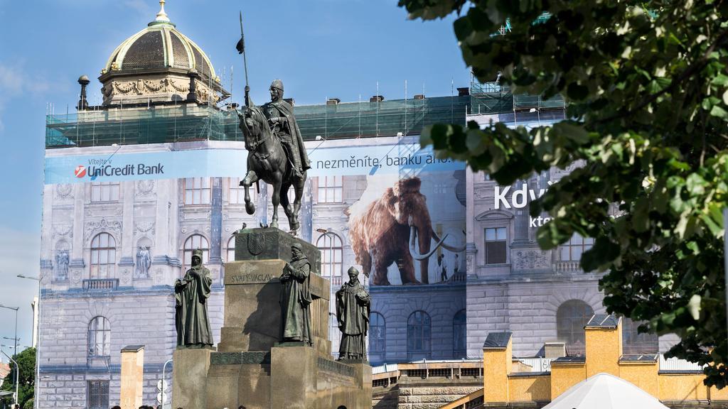 Black & White By Wenceslas Square And Muzeum Apartament Praga